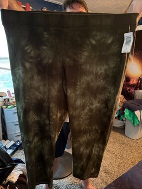 Torrid cropped Olive Tie-Dye Cropped Leggings NWT